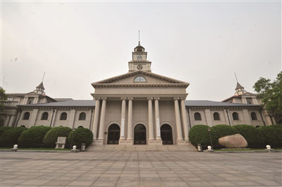 日军在南京军区大院投降签字 礼堂时钟指针呈“V”形_江苏频道_凤凰网