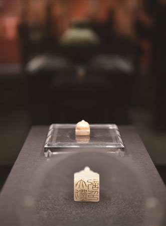 而刘贺墓的出土文物却显示,墓主是个知书达理,爱好音律,情趣高雅的人.
