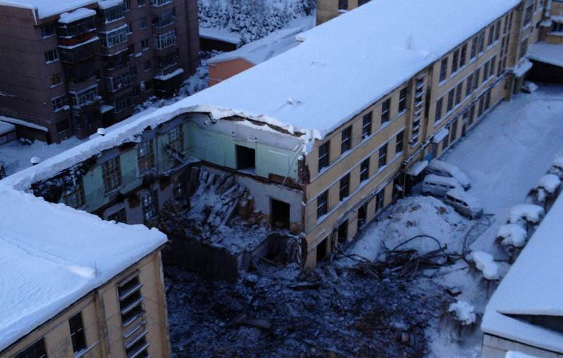 东北暴雪：厂房塌出“大洞”致9人死亡