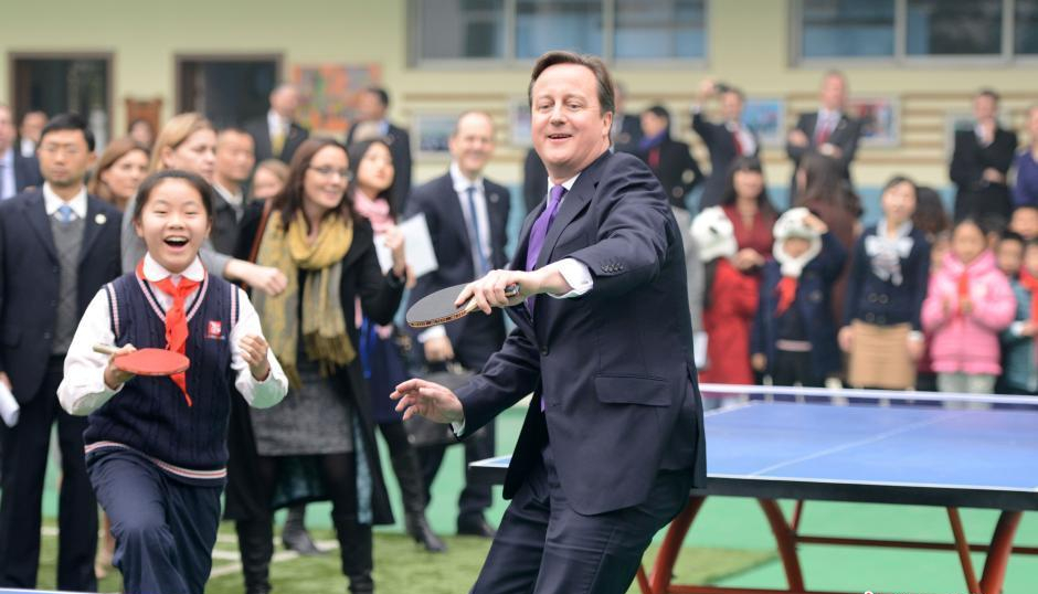 “英国首相卡梅伦访问四川 与小学生切磋乒乓球技