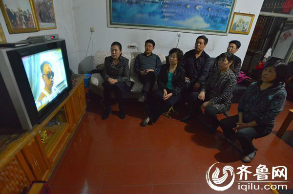 4月1日晚，朱彦夫家人正在收看媒体报道得朱彦夫专题片。齐鲁网记者于鹏摄。