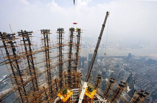 世界第二高楼上海封顶中国工人登顶庆祝