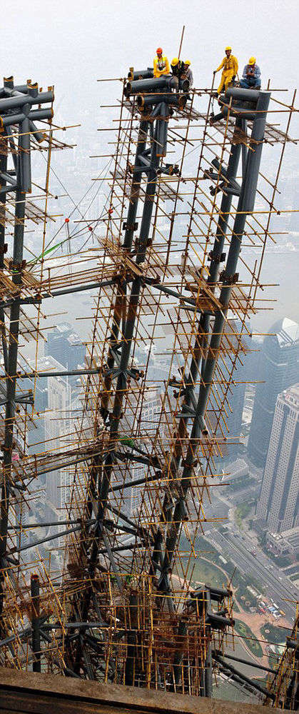 世界第二高楼上海封顶中国工人登顶庆祝
