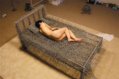 　周洁裸睡在铁丝床上的举动引发了不少网友的热议。 主办方供图
