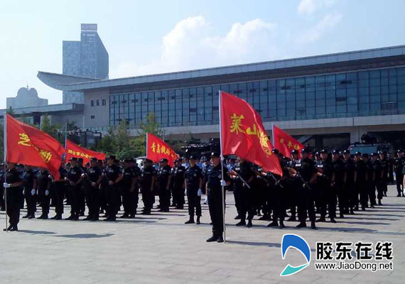 烟台市公安局反恐防范宣传周活动在火车站北广场启动。