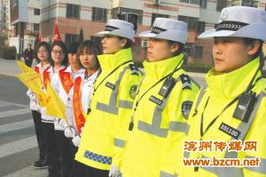 滨州职业学院22名大一学生体验交警执勤