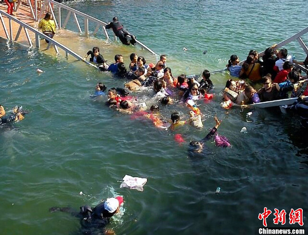 江西庐山景区游人爆满致桥梁断裂 数十人落水