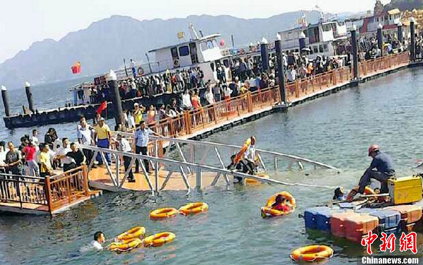 江西庐山景区游人爆满致桥梁断裂 数十人落水