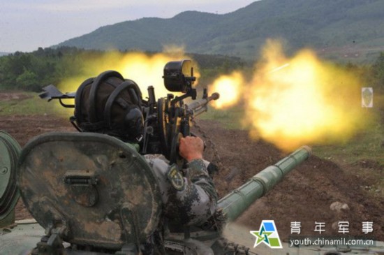 解放军在长白山演习 99改坦克群开火猛攻_厦门频道_凤凰网