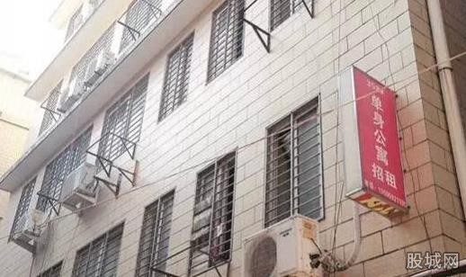 震惊 <em>18岁少女</em>与男友裸死浴室尸体已发黑腐烂