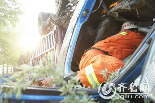 司机被困，消防官兵紧张营救-(5)