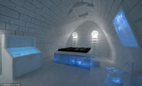瑞典冰雪酒店举世闻名“寒玉床”上铺鹿皮（图）