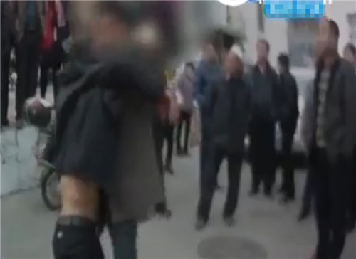 民警赶到后，棕衣男子把朋友扶起来，但怎么也叫不醒黑衣男子。（视频截图）