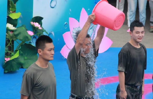 
济南泉水节：硬汉主播现场接受冰桶挑战