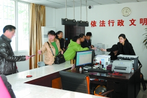 昨日,渝中区婚姻登记中心,市民在办理离婚手续。