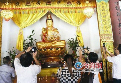 观音像长出百余朵蘑菇似“祥云”引围观(组图)