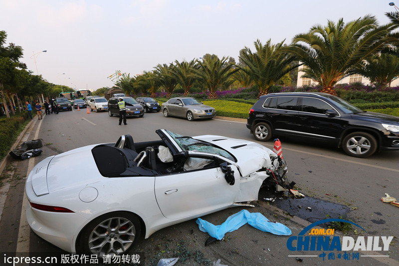 白色捷豹f-type跑车超速行驶发生车祸.一捷豹跑车在市区道路高清图片
