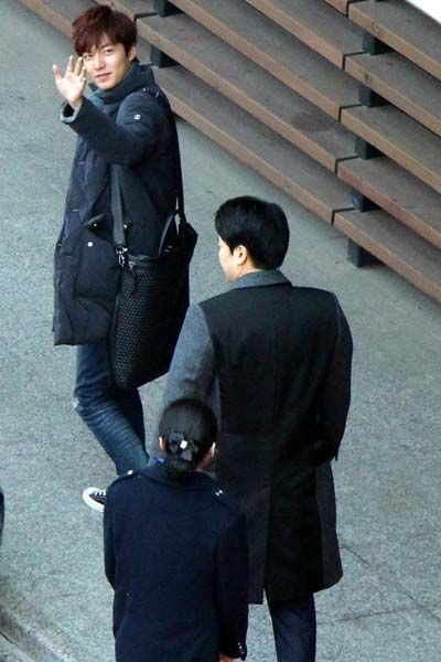  李敏镐抵沪出席活动 遇热情粉丝亲切挥手 