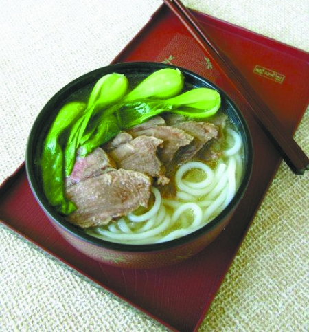 夏日清凉小吃 一碗清水下的米粉粑