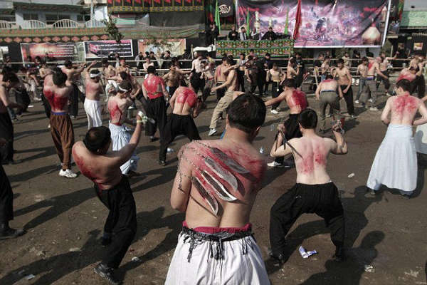 穆斯林教徒铁片鞭笞身体血祭英雄(组图)_资讯频道_凤凰网