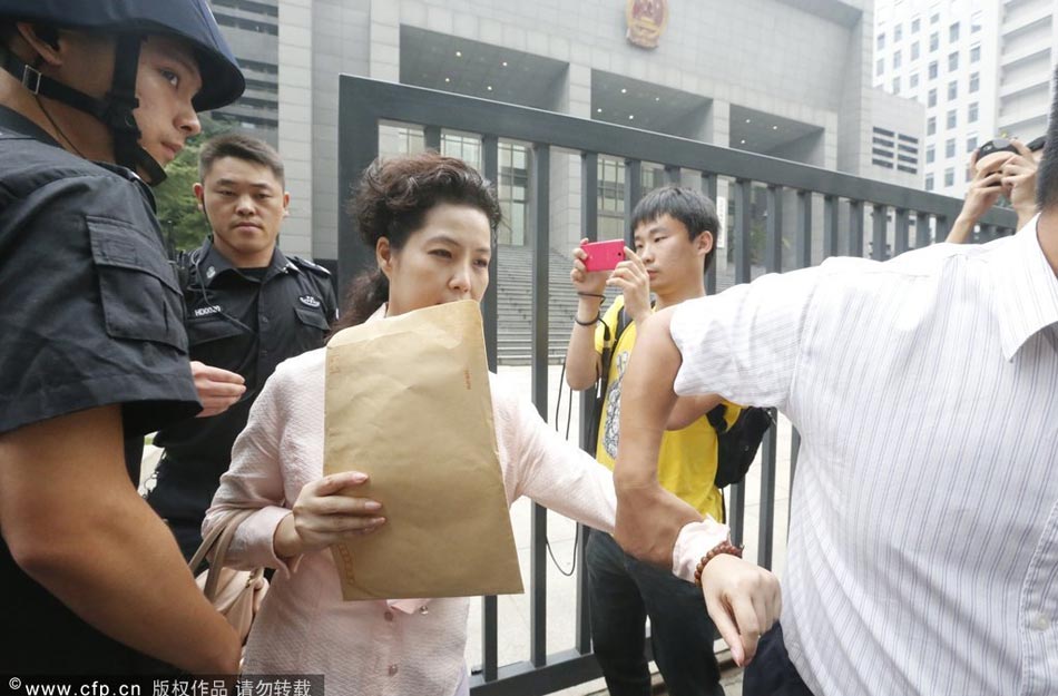 2013年08月20日，北京，上午11点45分，李某某案第二次庭前会议结束。李某某的母亲梦鸽在法院内面带微笑与法院人员和律师在一起聊天，五分钟后她走出法院，面对媒体梦鸽没有戴墨镜，怀中抱着档案袋一言不发。