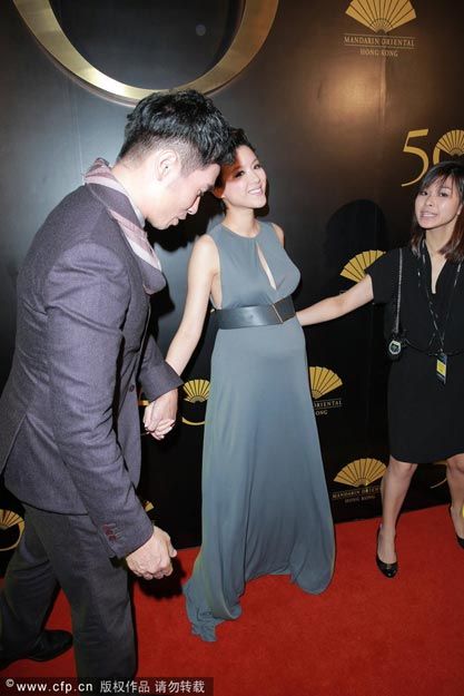 2013年10月17日，陈豪携爱妻陈茵薇出席香港文华东方酒店50周年庆祝酒会。挺大肚出席的陈茵薇获老公全程细心照顾，十分恩爱。
