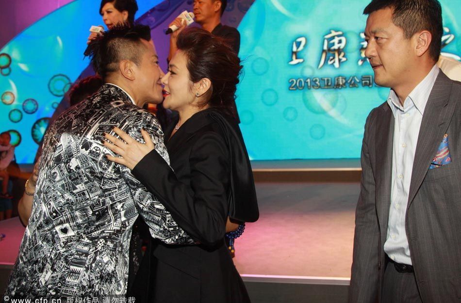 关之琳着<em>长衣短裤</em>性感亮相