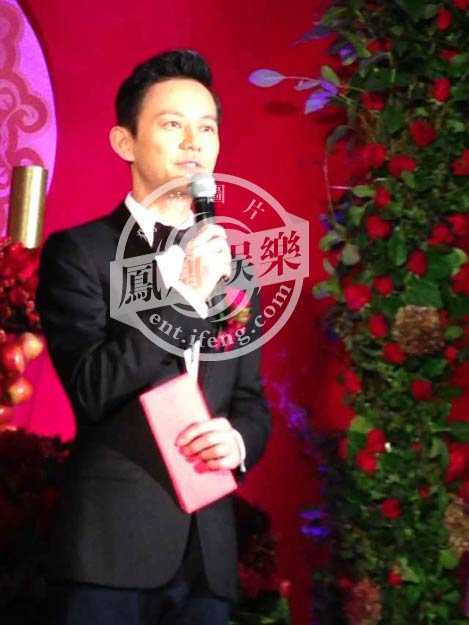 2013年12月7日，刘璇今日与相恋12年的男友在香港大婚，二人在香港马会举办浪漫豪华婚宴。图为婚宴主持人何炅。