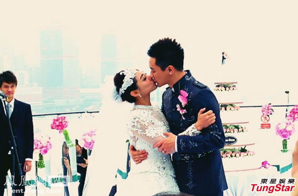 2013年12月8日，香港，奥运冠军刘璇与王弢在游轮上举行浪漫海上婚礼，薛佳凝、李易峰等出任伴郎伴娘。刘璇身着蕾丝婚纱在海风中深情拥抱王弢，场面浪漫。