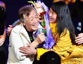 72岁张帝昏迷后现身表演