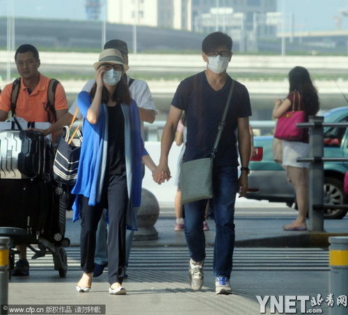  吴奇隆刘诗诗 牵手秀恩爱 亲密泡吧搂肩 合唱 _陕