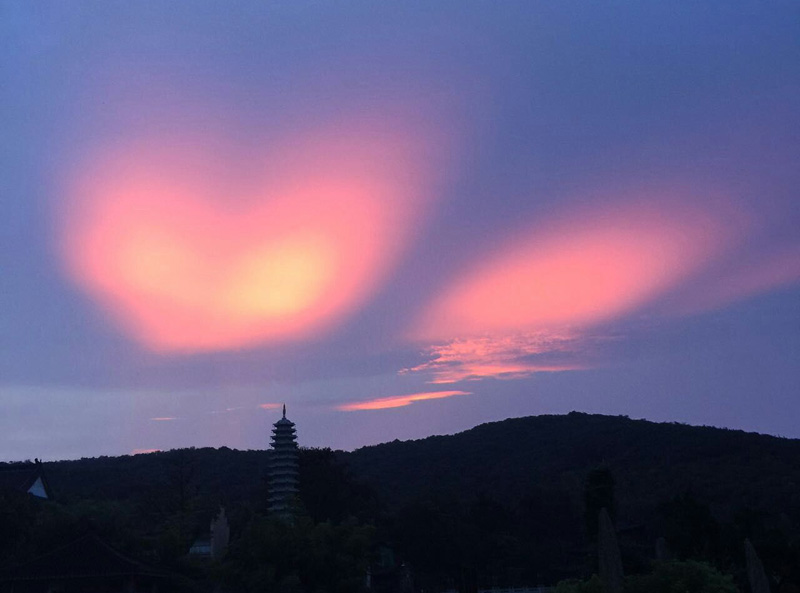 镇江宝华山出现"爱心火烧云"奇特景观