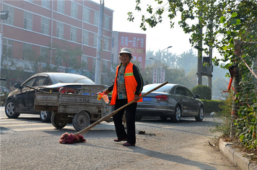 致敬马路天使--县环卫工人采访侧记