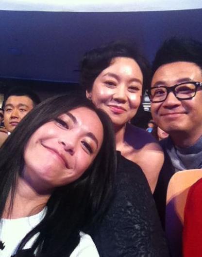 姚晨晒与闫妮黄海波合影 佟大为化身茫然哥抢