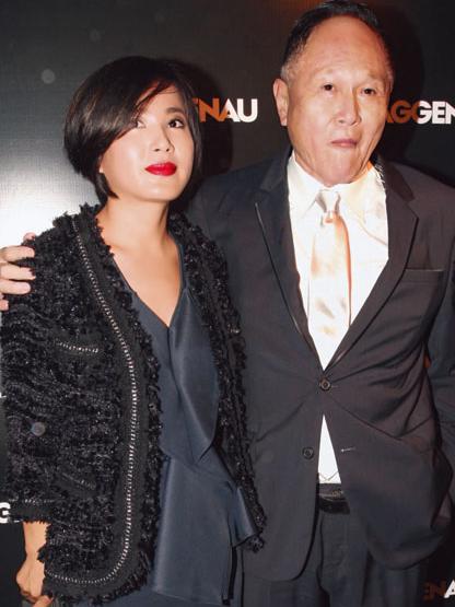 76岁船王赵世曾与30岁女友亮相 十指相扣秀恩爱(图)