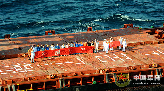 中国货船遭劫 船长跳海游2海里向伊朗军舰求救