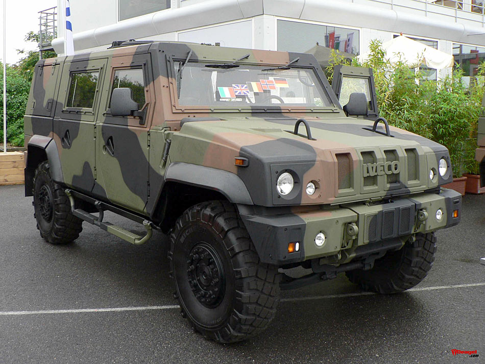俄军外购意IMV越野机动车 参加红场阅兵彩排
