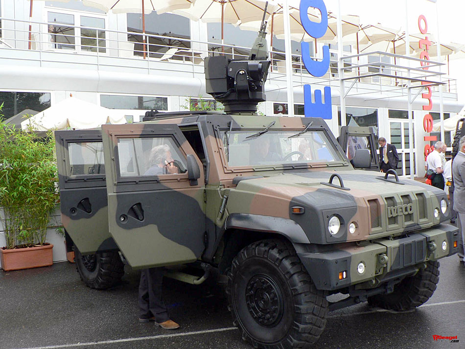 俄军购买的意大利IMV越野机动车参加红场阅兵