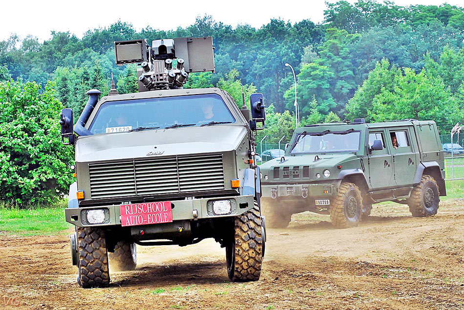 俄军购买的意大利IMV越野机动车参加红场阅兵