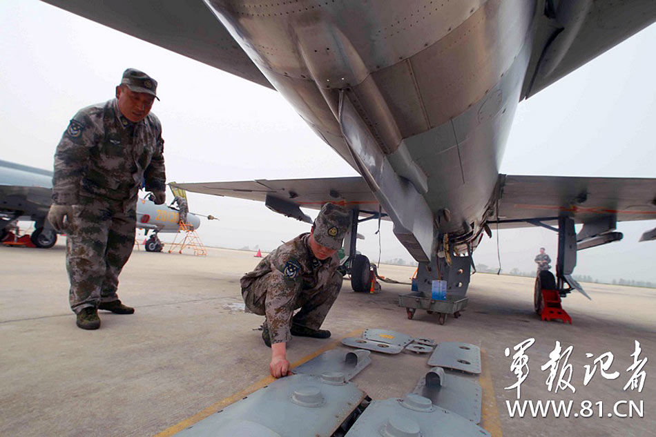 解放军空军地勤机务军士长精心维护歼-7g型战