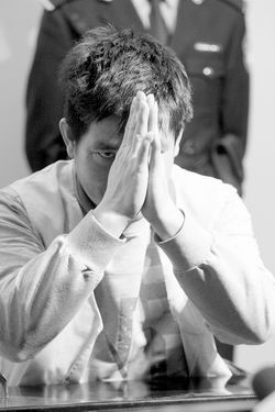 3月1日,糯康在被行刑前双手合十。