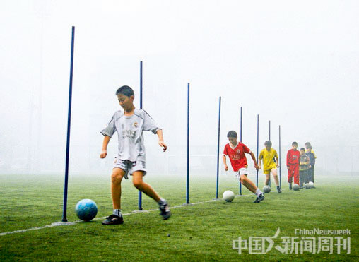 中国式足球学校再实验 家长担心文化课下不了