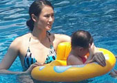 李小鹏妻子抱女戏水 比基尼秀完美身材
