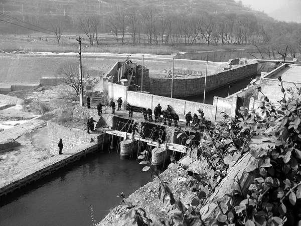 媒体探访浊漳河:河水发蓝鱼死光 村民不饮本地