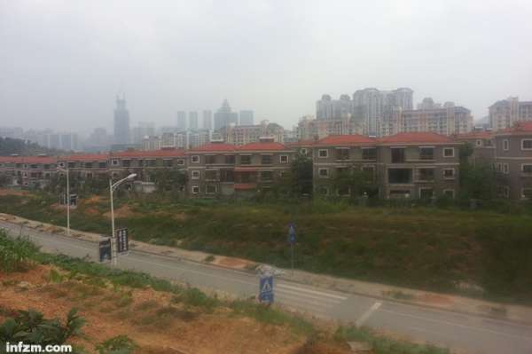 这是用"市场运作方式"建设的职工住宅,可以办理房产证,只是目前还在走