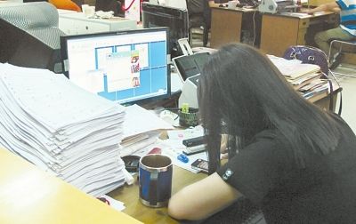 信阳多名行政工作人员上班时间玩手机看闲书