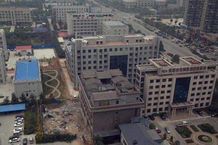 探访河南最红“空中四合院” 住建部门查实属违章_河南频道_凤凰网