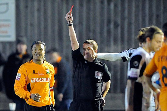 愤怒!8场吃3红牌野猪戴维斯宣布退役|戴维斯