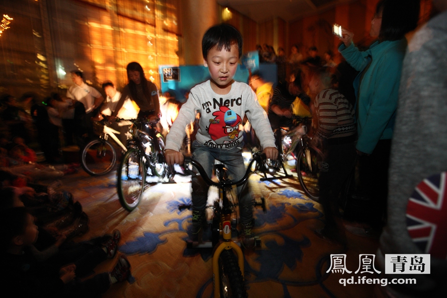 青岛举行人力单车发电比赛 参与地球一小时活