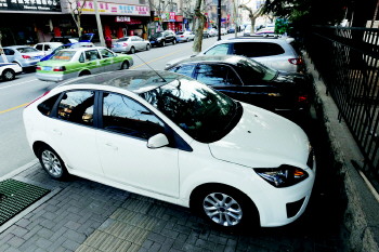 违法成本太低人行道停车屡禁难绝